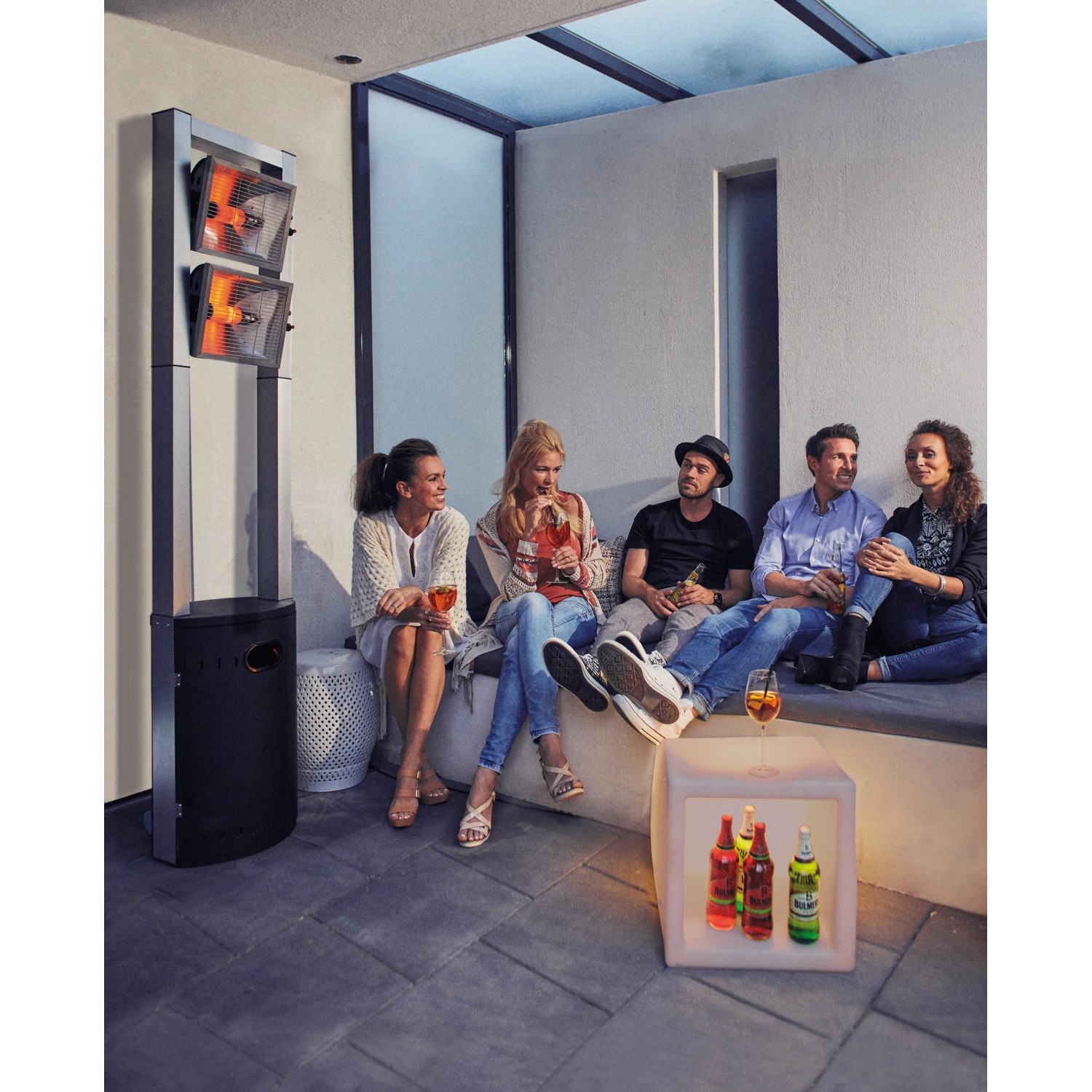 Enders Gas-Terrassenheizer Ecoline Pure mit Personen im Außenbereich.