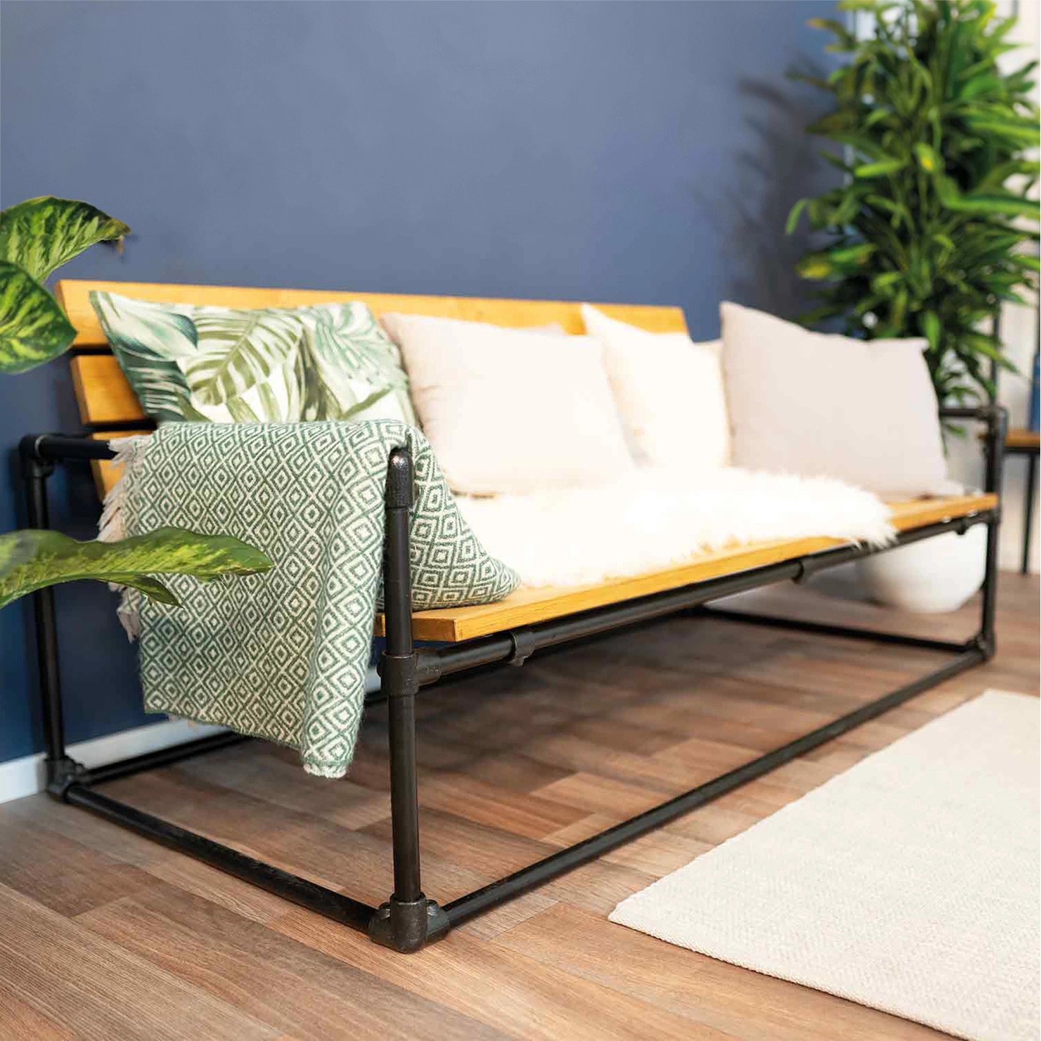 Möbelbau: Schwarzes Stahlrohr (200cm) als Teil eines DIY-Bankgestells im Industrial Style.