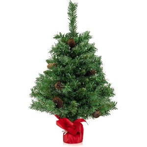 Künstlicher, beleuchteter Mini-Weihnachtsbaum (64 cm) mit Kiefernzapfen und roter Stoffbasis.