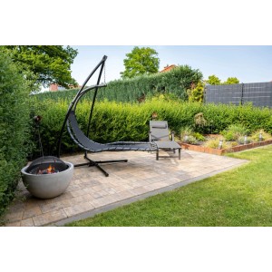 Diephaus Pavo Pflastersteine Muschelkalk, rechteckig, auf einer modernen Terrasse mit Gartenmöbeln.