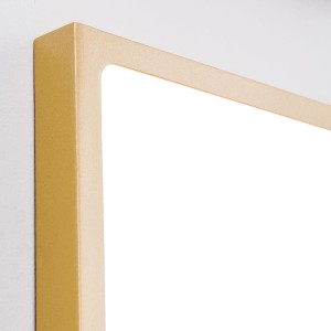 Detailaufnahme: Quadratische LED Deckenleuchte Lero in Gold-Matt, warmweißes Licht.