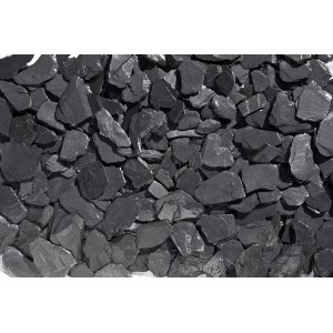 Graphit-schwarze Schieferplättchen (20-40 mm) als Zierkies im PE-Sack.