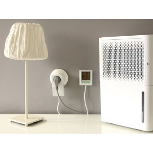 Energiekostenmessgerät mit Monitor zwischen Steckdose und Gerät zur Verbrauchsanalyse.