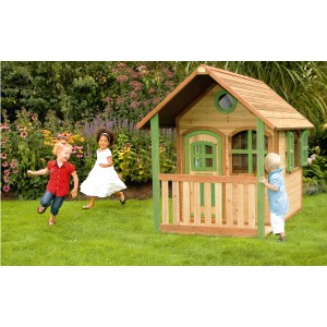 Axi Alex Spielhaus aus Holz mit Veranda, braun-grün, mit spielenden Kindern im Garten.