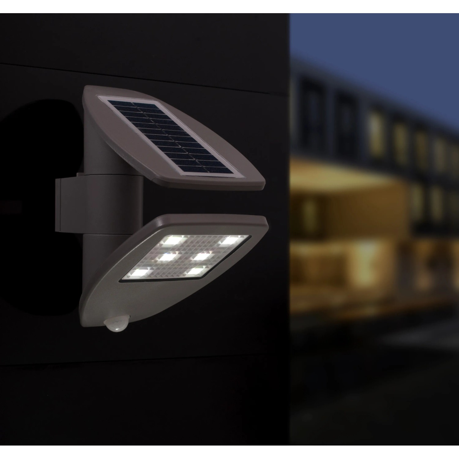 Moderne Lutec LED Solar-Wandleuchte Zeta mit Bewegungsmelder und Solarpanel.