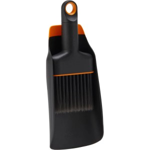 Fiskars Pflanzschaufel mit Bürste, schwarz und orange, für Gartenarbeiten und zum Reinigen.