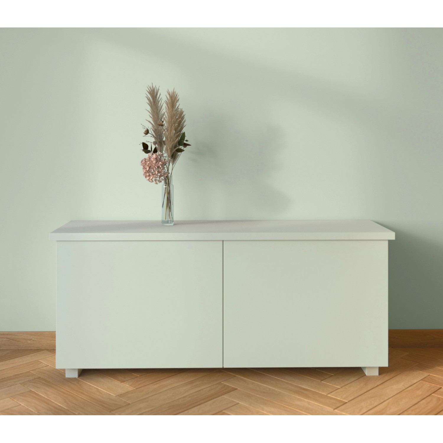 Wand in Maja Jadegrün von CREATE! by OBI, mit passendem Sideboard und Dekoration.
