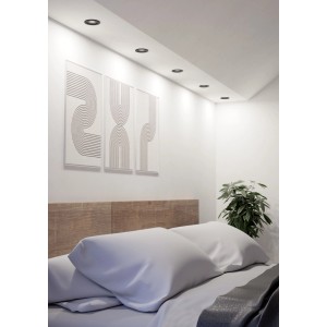 Drei schwarze EGLO LED-Einbaustrahler GU10 in einer weißen Decke eines modernen Schlafzimmers.
