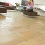 Verlegtes Fliesenmuster mit Knauf Flexfuge Bodenspezial in Zementgrau im Wohnraum.