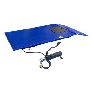 DeTec. Quadhebebühne 675 kg, blaue Scherenbühne mit Anti-Rutsch-Oberfläche und Hydraulikpumpe.