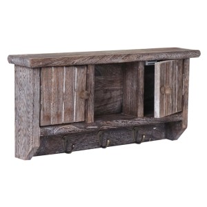 Rustikales Schlüsselbrett aus braunem Massivholz mit drei Haken, Ablagefächern und Türen im Shabby-Stil für Garderobe.