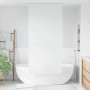 Weißes vidaXL Duschrollo 120x240 cm im Badezimmer, heruntergelassen vor einer Badewanne.