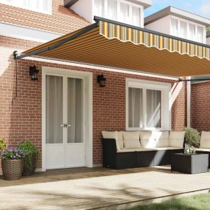 Einziehbare Markise 500x300 cm mehrfarbig gestreift über Terrasse am Ziegelhaus. Bietet Schatten für Outdoor-Möbel.
