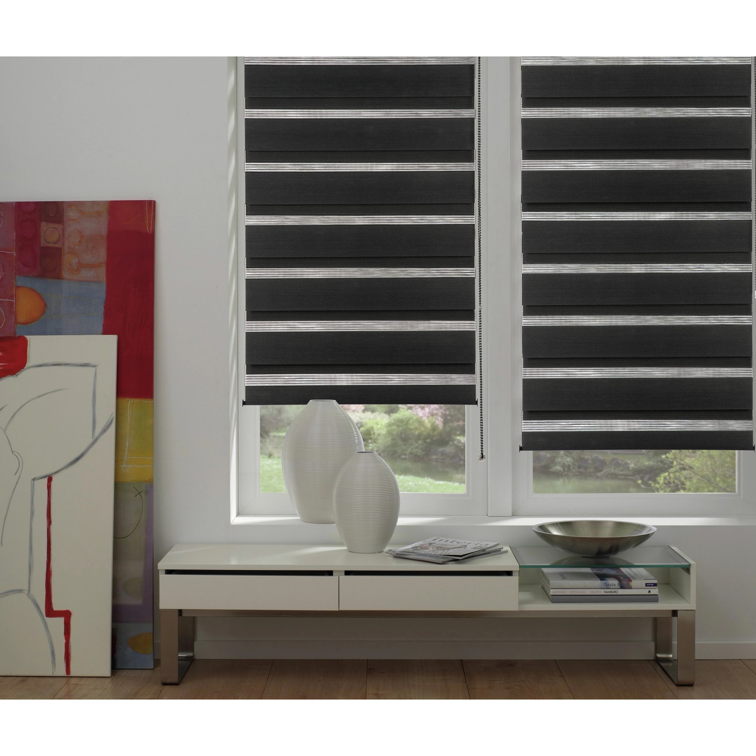 Gardinia Doppelrollo EasyFix, 90x220 cm, schwarz, mit transparenten und blickdichten Streifen vor dem Fenster.