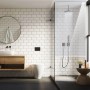 Transparentes Relaxdays Duschrollo aus PVC/Aluminium in moderner Dusche. Wasserabweisender Spritzschutz mit Seilzug.