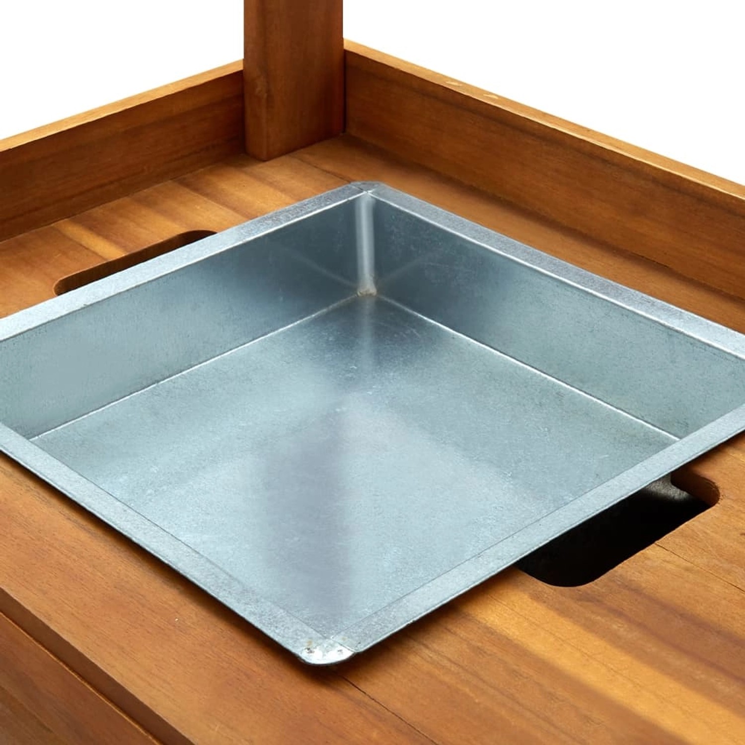 Detailansicht: Servierwagen aus Akazienholz mit Zinkschale.