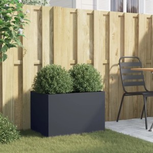 Anthrazitfarbener Stahl-Pflanzkübel mit zwei grünen Pflanzen im Garten vor Holzzaun. Ideal für Terrasse & Balkon.