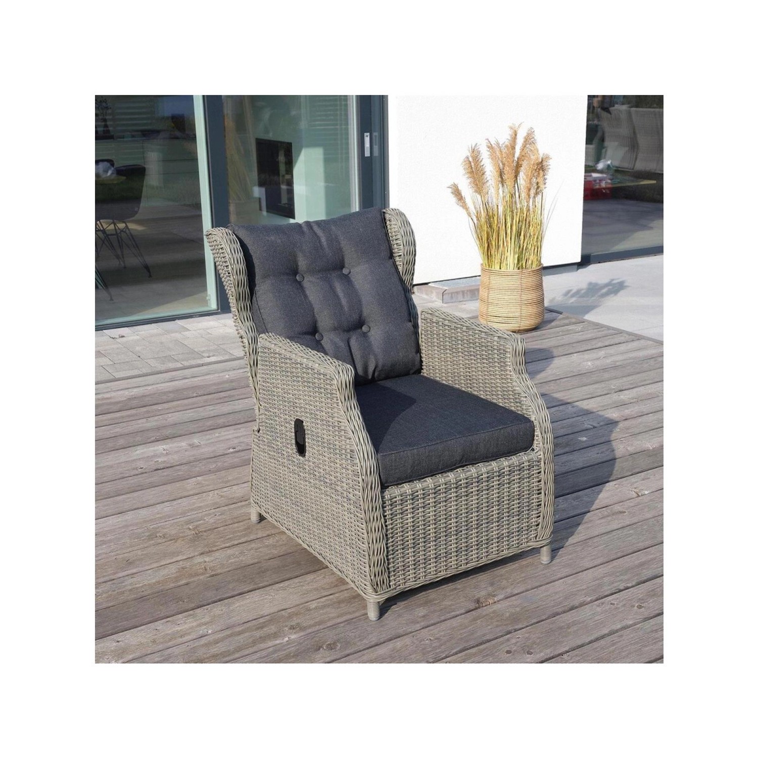 Gartenmöbel: Sessel der Green Spirit Sitzgruppe Bilbao, braun-graues Polyrattan mit grauen Kissen.