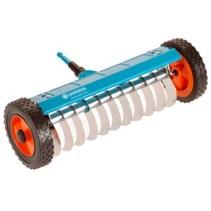 Gardena combisystem Vertikutier-Boy mit 32 cm Arbeitsbreite, blau, mit Rädern und Edelstahlmessern.