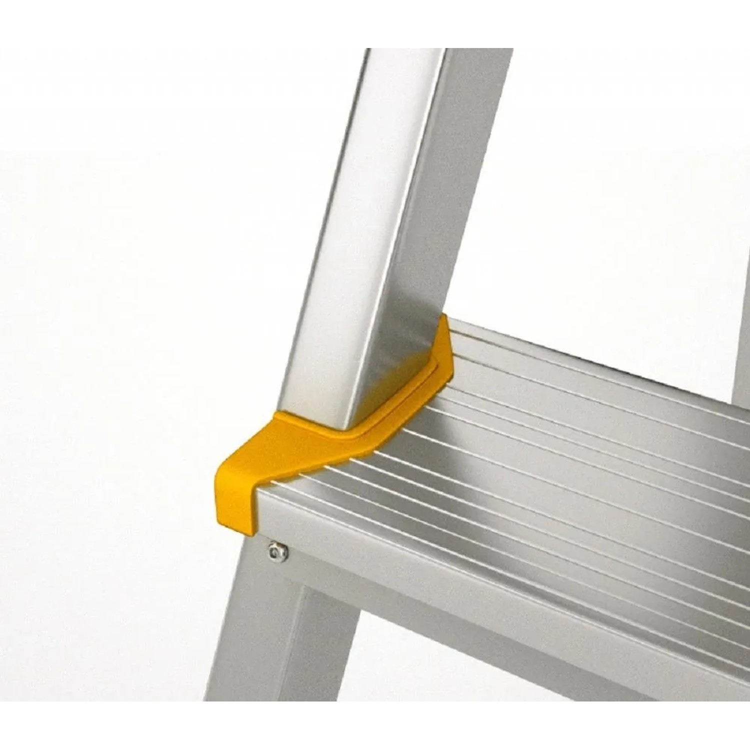 Detailaufnahme: Silberne Aluminium-Stufenstehleiter mit gelbem Anti-Rutsch-Fuß.