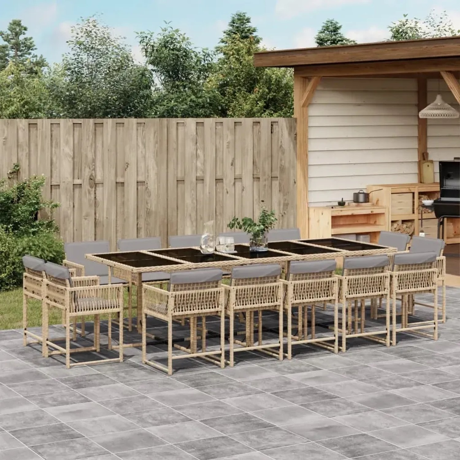 15-tlg. Garten-Essgruppe aus Rattan mit Kissen, beige. Gartentisch mit 14 Stühlen und Auflagen.