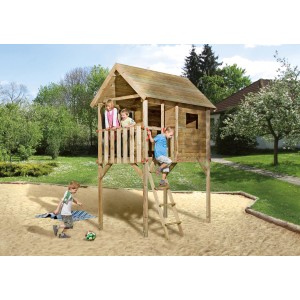 WEKA Spielturm Rocky 1 aus kesseldruckimprägniertem Holz mit Leiter und Plattform im Garten.
