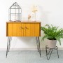 Tisch mit schwarzen Wagner Hairpin Legs (40cm) aus Stahl im Retro Design.