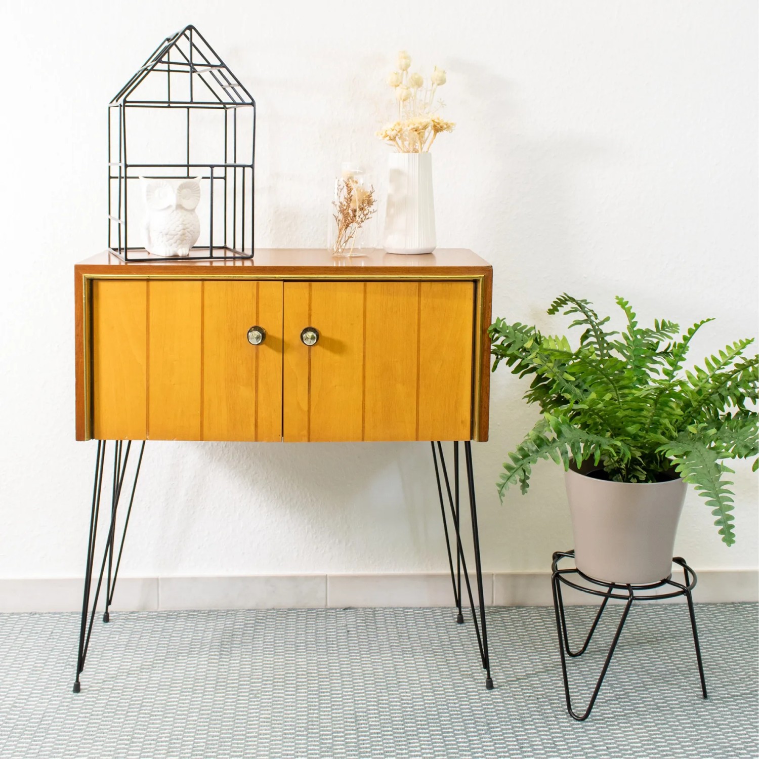 Tisch mit schwarzen Wagner Hairpin Legs (40cm) aus Stahl im Retro Design.