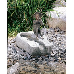 Rottenecker Bronze-Figur Flötenspieler Toni als Teichdeko mit Wasserlauf.