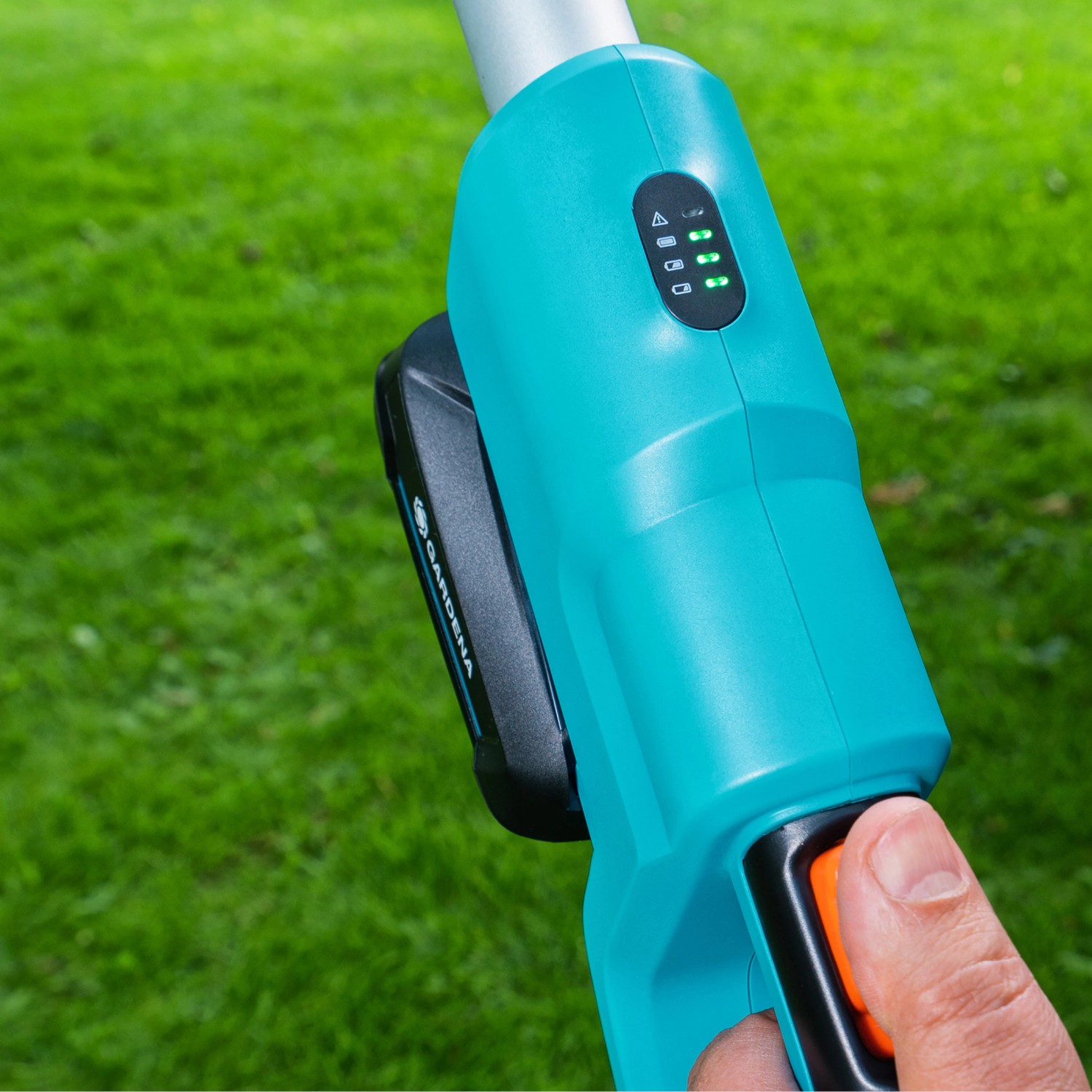 Detailaufnahme: Gardena Akku-Teleskop-Hochentaster TCS 20/18V mit Akku und Ladegerät.