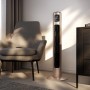 Brandson Turmventilator (96cm) in Pearl Rouge mit Fernbedienung neben Sessel.