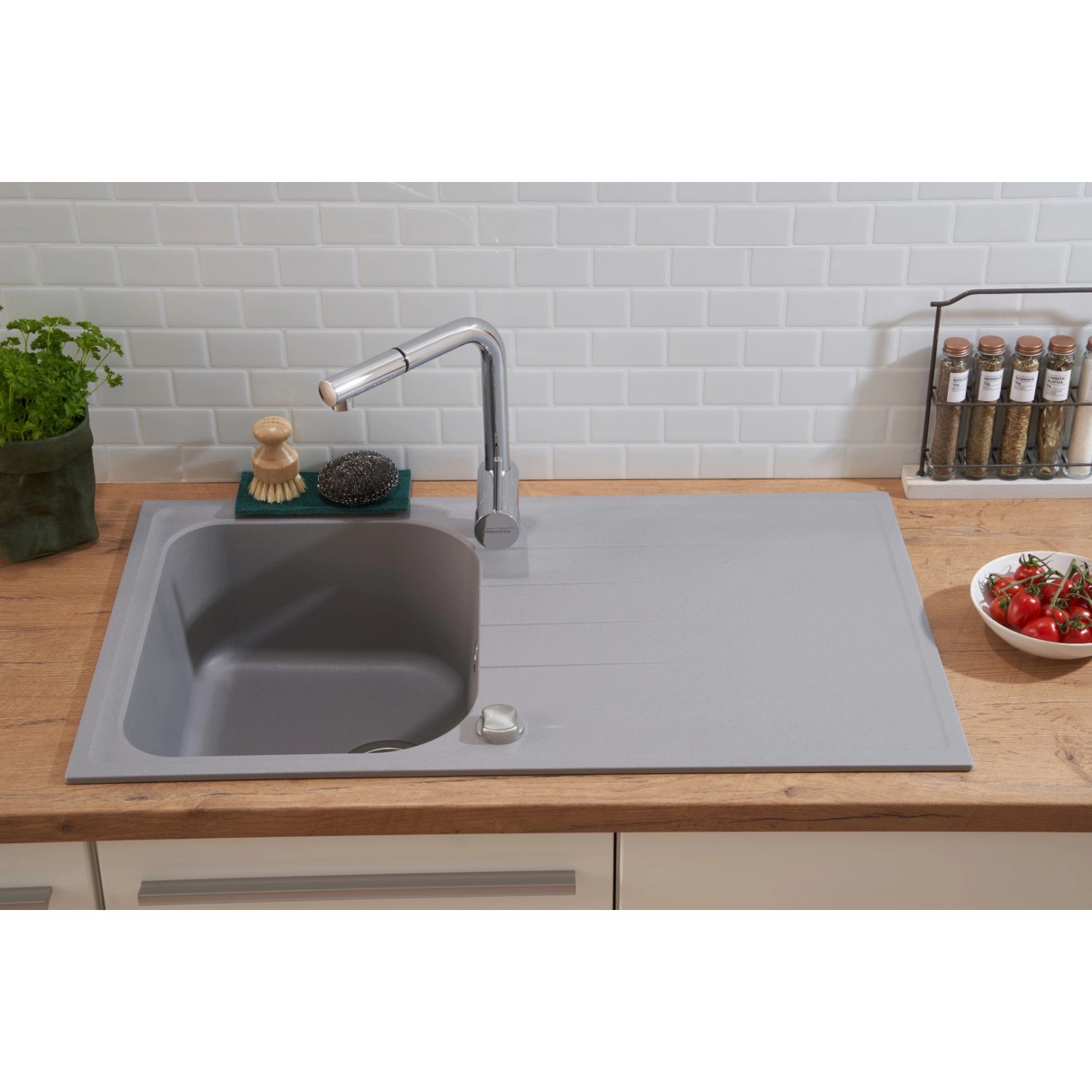 Respekta Massivgranit Einbauspüle Orlando, 86x50 cm, Betongrau mit Abtropffläche und Armatur.