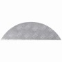 Silberne, halbrunde Aluminium Stufenmatte mit rutschfester Rautenstruktur für Treppen.