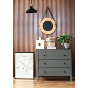 Marburg Vliestapete Akustikpaneel in Kupfer-Metalloptik an Wand hinter Kommode.