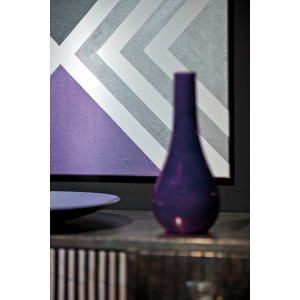 Dekorative Wandgestaltung mit Marabu Metallic Farbe in Metallic-Weiß, lila Vase im Fokus.