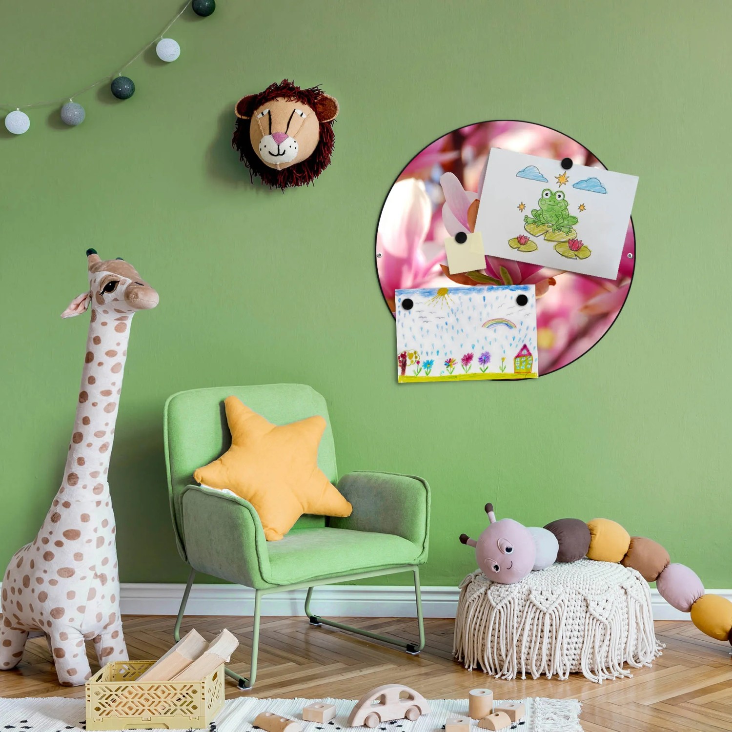 Runde, schwarze Magnettafel mit Magnolien-Motiv als Wanddeko im Kinderzimmer.