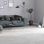 Verlegtes, graues Feinsteinzeug Silver Peak in Betonoptik im Wohnraum.