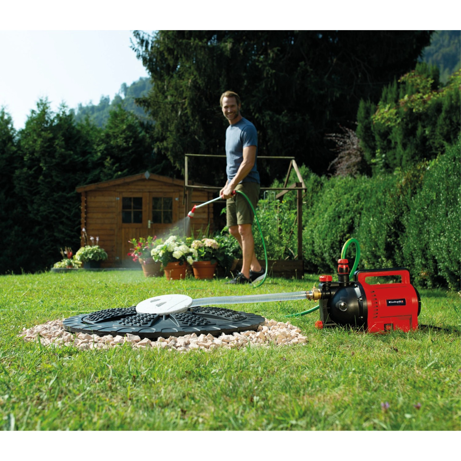 Einhell GC-GP 1145 Gartenpumpe im Einsatz: Mann bewässert Garten mit der Elektro-Pumpe.