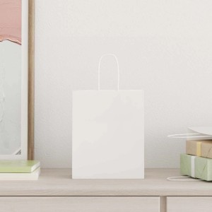 Weiße Papiertragetasche mit Henkeln auf Holzfläche. Vielseitige Verpackung für Geschenke.