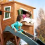Spielhaus mit Blumenkasten und Kindern am Fenster und auf der Rutsche.