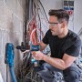 Bosch Professional Akku-Bohrschrauber GSR 18V-90 FC im Einsatz mit Staubabsaugung an Wand.