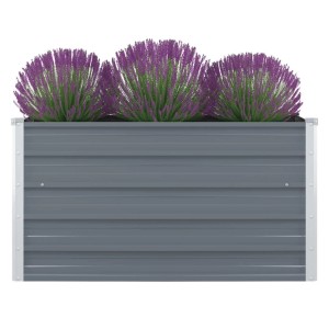 Graues furnicato Hochbeet aus verzinktem Stahl, 100x100x45 cm, bepflanzt mit lila Blumen.