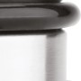 Flacher Türstopper aus Edelstahl, Ø 100 mm, Höhe 45 mm, mit Gummiring und rutschfester Unterlage.