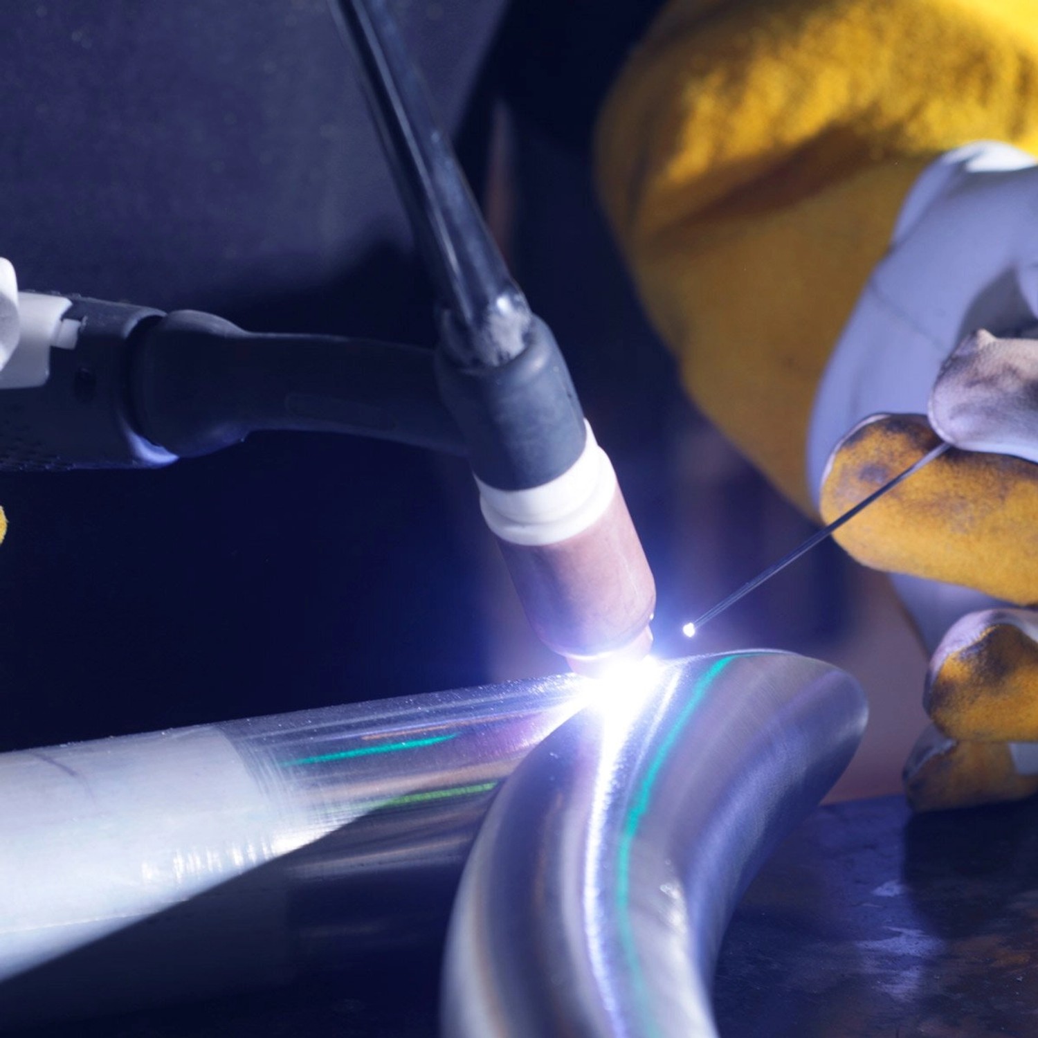 STAHLWERK MIG MAG Umbauset mit Eurozentralanschluss beim Schweißen eines Metallrohrs.