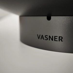 Detailaufnahme der schwarzen VASNER Sunty S1 Feuerschale (Ø 61 cm) mit Logo am Standfuß.