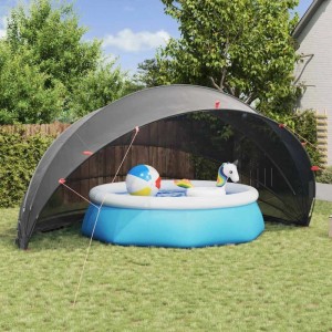 Schwarzer vidaXL Pool-Dome (592x590x275cm) über blauem Pool mit Spielzeug im Garten.