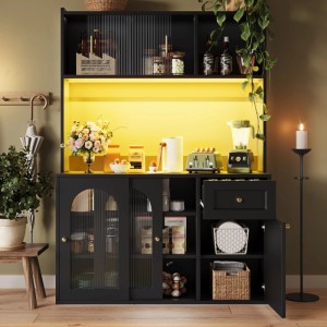 Moderner schwarzer Vitrinenschrank mit gelber LED-Beleuchtung, Glas-Schiebetüren und viel Stauraum für Esszimmer.