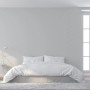Modernes Schlafzimmer mit weißer Tadessi Vliestapete, hellem Bett, Beistelltisch und großem Fenster.