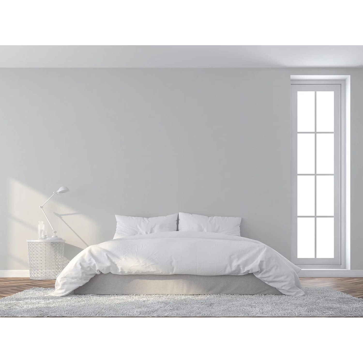Modernes Schlafzimmer mit weißer Tadessi Vliestapete, hellem Bett, Beistelltisch und großem Fenster.
