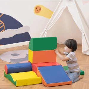 Buntes HOMCOM Kinder Softplay Bausteinset mit Kind beim Spielen. Ideal für Spieltürme & Spielanlagen.